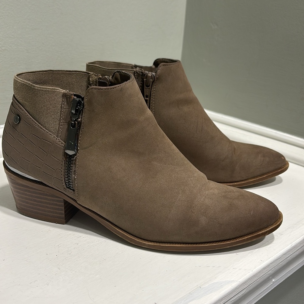 Simply Vera Luxe Comfort Tan Faux Suede Boots-size 8.5